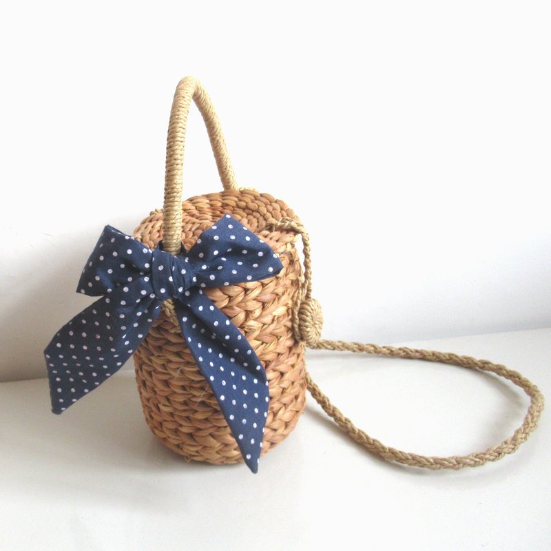 Small Cylinder Corn Fur Woven Bag – Bild 3