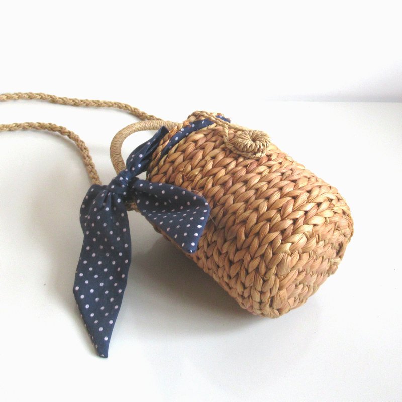 Small Cylinder Corn Fur Woven Bag – Bild 2