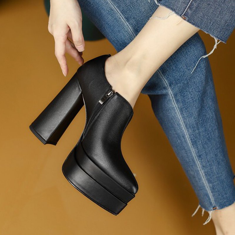 Women With Pointed Deep Cut High Heels – Bild 2